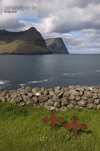 Alte verrostete Grabkreuze auf kleinem Friedhof am Meer  in Vidareidi  Färöer  Färöer-Inseln  Dänemark  Nordeuropa  Europa