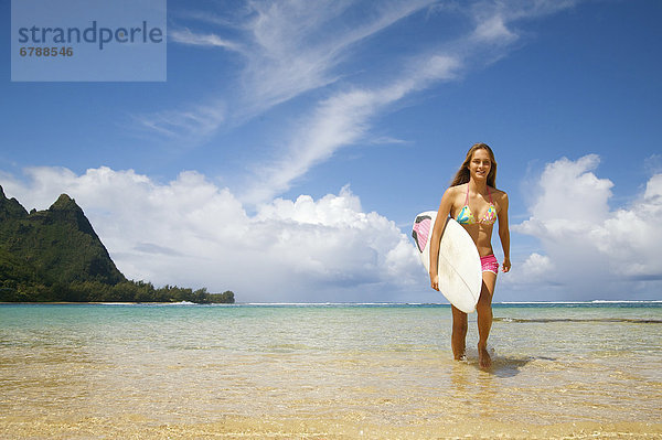 Hawaii  Kauai  Tunnels Beach  Surfer Girl genießen einen Tag aus.