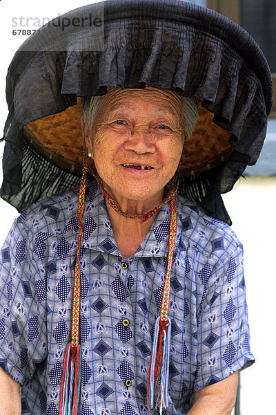 China  Hong Kong  lokalen ältere Frau Weaing einen traditionellen schwarzen Hut.