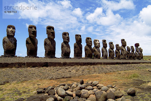 Osterinsel Rapa Nui Weitwinkel Plattform Statue Linie Moai