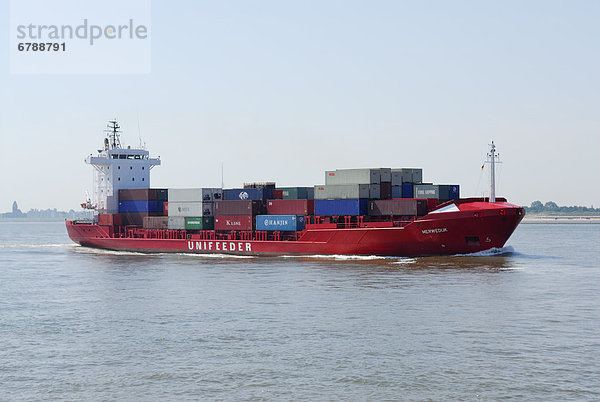 Containerschiff auf der Elbe  Schleswig-Holstein  Deutschland  Europa