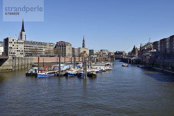 Schiffe im Binnenhafen  Turm der Kirchen St. Jacobi-und St. Katharinen  Hansestadt Hamburg  Deutschland  Europa