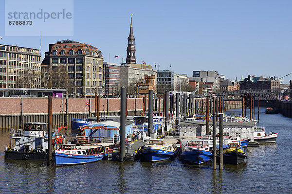 Schiffe im Binnenhafen  Turm der Kirche St. Katharinen  Hansestadt Hamburg  Deutschland  Europa