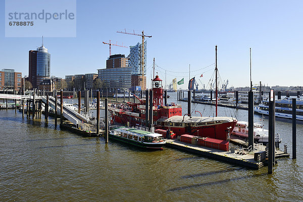 Hamburger Hafen mit Feuerschiff  Hanseatic Trade Center HTC  Kehrwiederspitze  und im Bau befindliche Elbphilharmonie  Hansestadt Hamburg  Deutschland  Europa