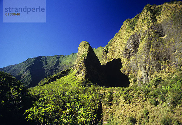 Hawaii  Maui  Iao-Nadel mit am Nachmittag Schatten auf Berg  klar blauen Himmel