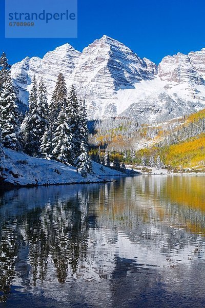 Colorado  in der Nähe von Aspen  Landschaft von Maroon See und auf Maroon Bells in ferne  der erste Schnee.