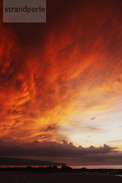 Hawaii Oahu  North Shore  schöne Sonnenuntergang über dem Ozean.