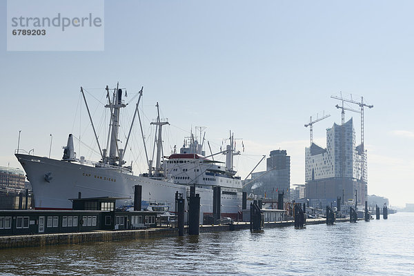 Museums-Frachtschiff Cap San Diego  im Bau befindliche Elbphilharmonie  Hamburger Hafen  Hansestadt Hamburg  Deutschland  Europa