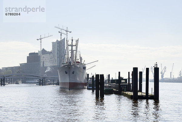 Museums-Frachtschiff Cap San Diego  im Bau befindliche Elbphilharmonie  Hamburger Hafen  Hansestadt Hamburg  Deutschland  Europa