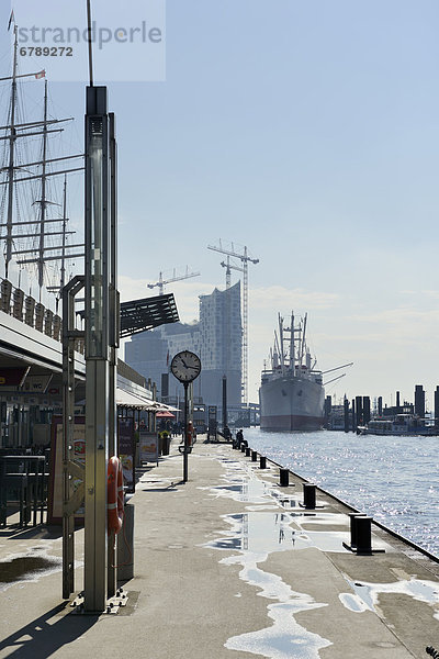 Landungsbrücken  Museums-Frachtschiff Cap San Diego  im Bau befindliche Elbphilharmonie  Hamburger Hafen  Hansestadt Hamburg  Deutschland  Europa