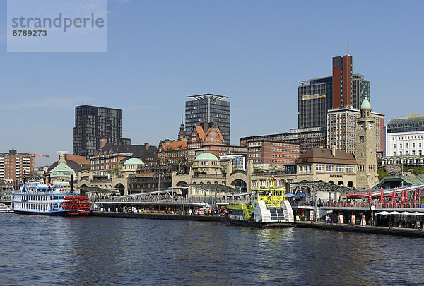 Raddampfer  Fähre  Pegelturm  Hamburger Hafen  Landungsbrücken  Hansestadt Hamburg  Deutschland  Europa