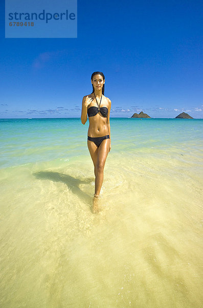 Hawaii  Oahu  Lanikai  Porträt von attraktive junge Frau im Wasser.