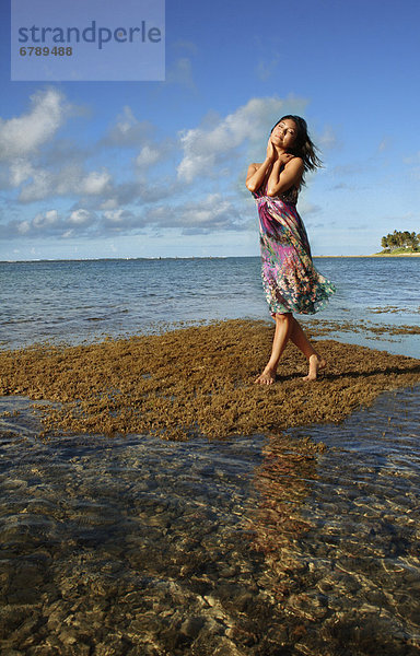 Hawaii  Oahu  attraktive junge Frau am Strand.