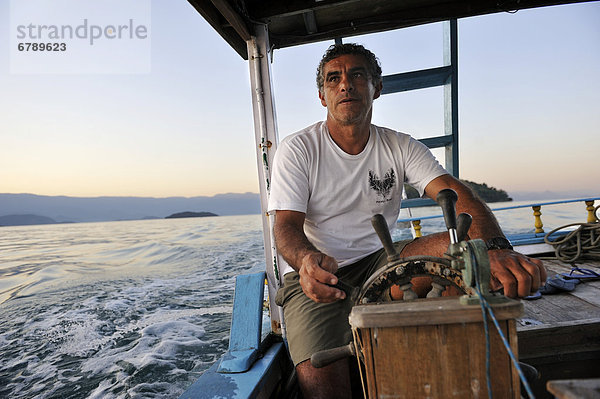 Fischer steuert sein Boot  Paraty oder Parati  Bundesstaat Rio de Janeiro  Brasilien  Südamerika