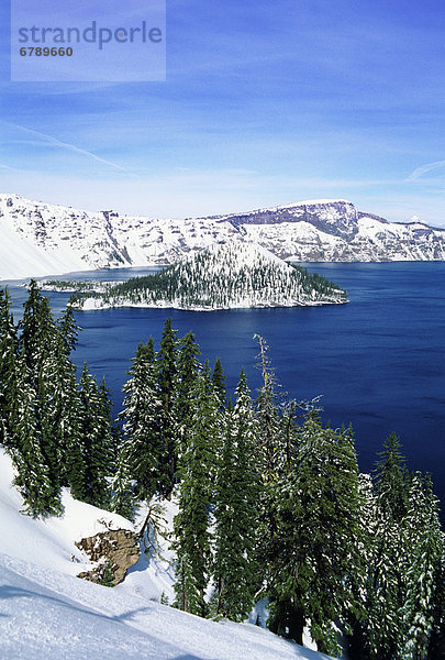 Oregon  Crater Lake Nationalpark  schneebedeckten Kratersee und Assistenten Island.