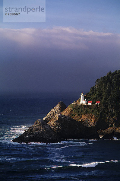 Oregon  Devils Elbow State Park  Heceta Head Lighthouse mit Blick auf Meer und Wellen.