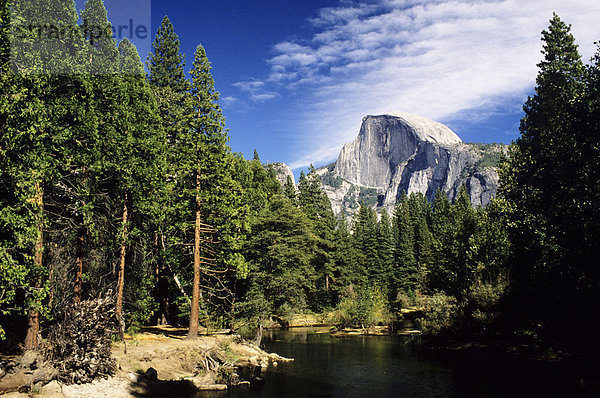 California  Yosemite-Nationalpark  Landschaft des Half Dome und Merced River.