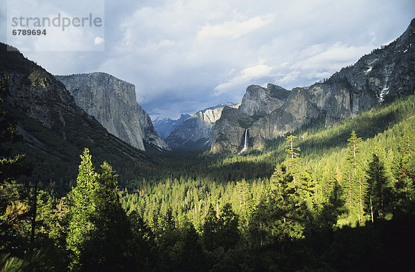 Kalifornien  Yosemite-Nationalpark  Yosemite-Tal von Viewpoint  El Capitan und Bridal Veil Falls.
