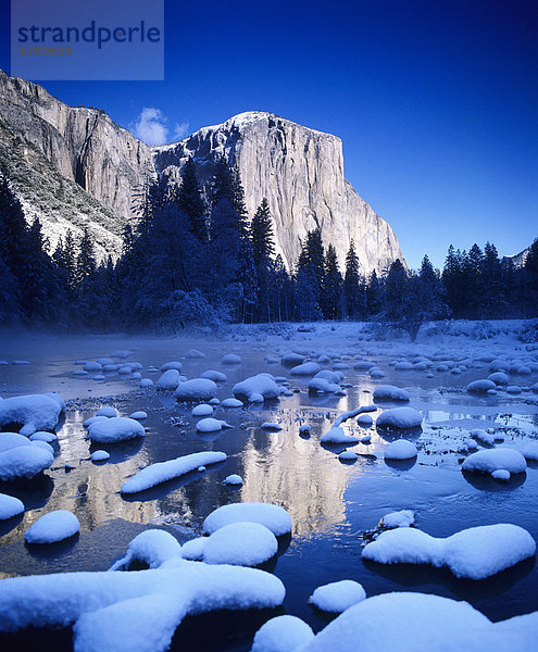 Kalifornien  Yosemite-Nationalpark  Yosemite Valley  verschneiten Landschaft von El Capitan und Merced River.