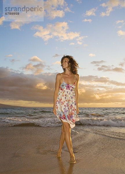 Hawaii  Maui  Frau steht am Ufer des tropischen Remotespeicherort.