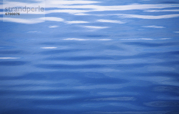 Hawaii  Glassy blauen Wasser und Wellen.