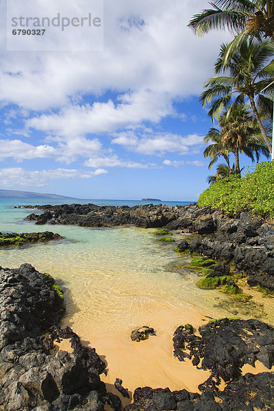 Hawaii  Maui  Makena  Maui Wai oder Geheimnis Strand  umgeben von Felsen flache Ozeanwasser.