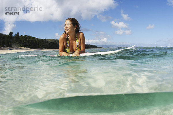 Hawaii  Oahu  schöne Surfer Girl im Ozean.