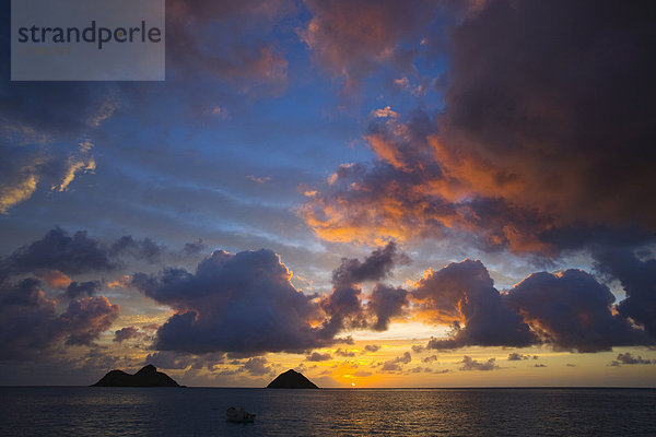 Hawaii  Oahu  Lanikai  Mokulua Inseln bei Sonnenaufgang.