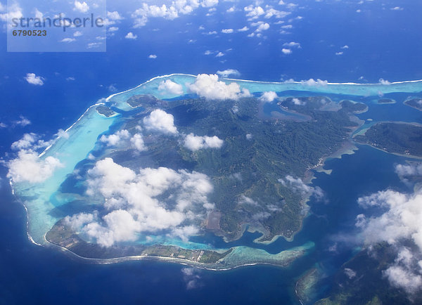 Französisch-Polynesien  aerial über Atoll  Ansicht von oben kleinen weißen Wolken outer Barrier Reef umschließt innere Lagune.