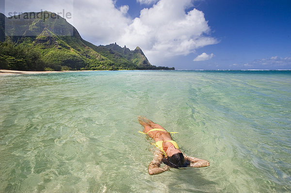 Hawaii  Kauai  Tunnels Beach  Frau schwebend in den Ozean.