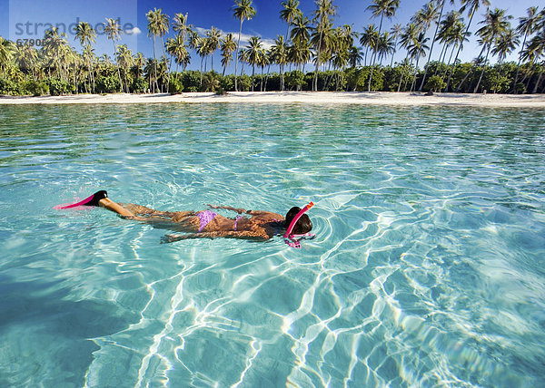 Französisch-Polynesien  Moorea  Frau frei im türkisblaue Ozean Tauchen.