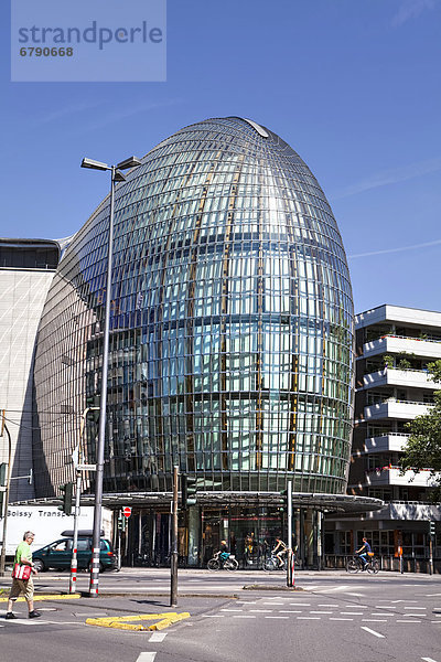 Das gläserne Kaufhausgebäude Weltstadthaus vom Architekten Renzo Piano entworfen  Schildergasse  Köln  Nordrhein-Westfalen  Deutschland  Europa  ÖffentlicherGrund