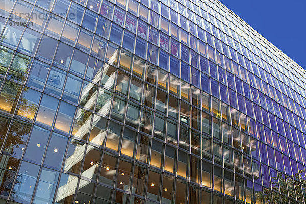 Glasdach vom Kaufhausgebäude Weltstadthaus des Architekten Renzo Piano  Schildergasse  Köln  Nordrhein-Westfalen  Deutschland  Europa  ÖffentlicherGrund