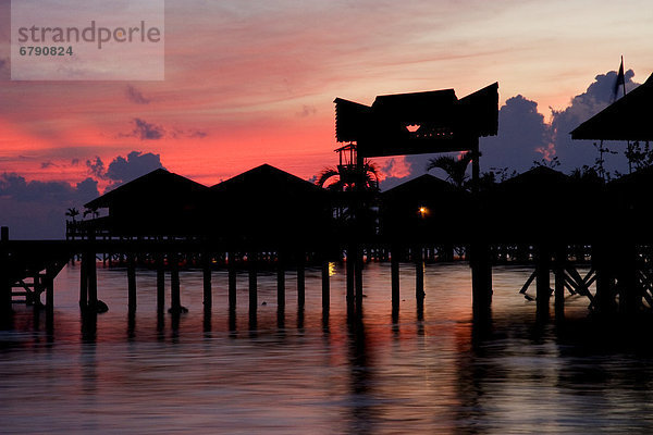Malaysia  Mabul Island  Sonnenuntergang über Sipidan Wasser Dorf.
