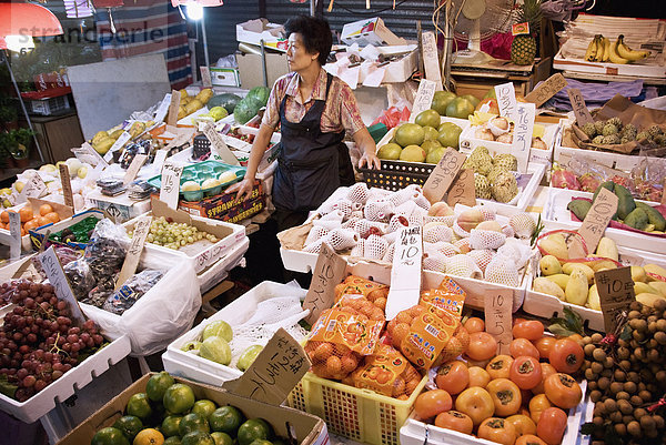 Hong Kong  zentrale (SOHO)  frischem Obst und Gemüse Verkäufer bei der Graham Street Wet Market.