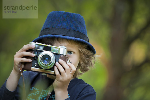 Junge  5 Jahre  mit alter Kamera