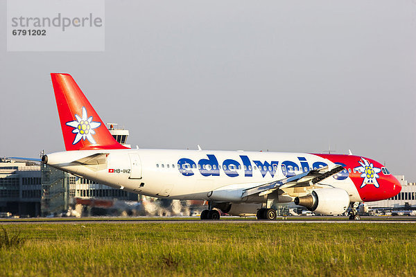 Edelweiss Air  Airbus A320  nach der Landung auf dem Flughafen Düsseldorf International  Düsseldorf  Nordrhein-Westfalen  Deutschland  Europa
