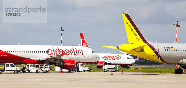 Air Berlin und Germanwings Flugzeuge auf dem Vorfeld des Flughafens Düsseldorf International  Düsseldorf  Nordrhein-Westfalen  Deutschland  Europa