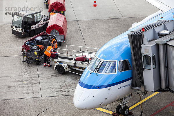 KLM Flieger wird mit Gepäck beladen  Flughafen Düsseldorf International  Düsseldorf  Nordrhein-Westfalen  Deutschland  Europa