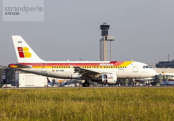 Iberia  Airbus A319-111  nach der Landung auf dem Flughafen Düsseldorf International  Düsseldorf  Nordrhein-Westfalen  Deutschland  Europa