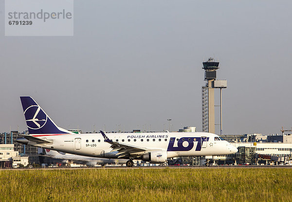 LOT  Polish Airlines  Embraer ERJ-170  nach der Landung auf dem Flughafen Düsseldorf International  Düsseldorf  Nordrhein-Westfalen  Deutschland  Europa
