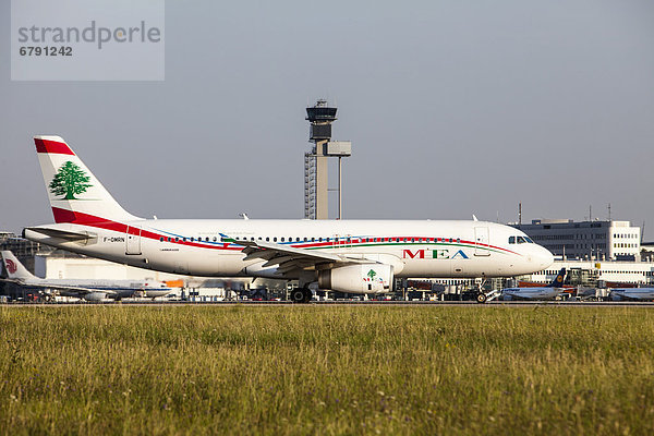 MEA  Middle East Airlines Airbus  A320-232  nach der Landung auf dem Flughafen Düsseldorf International  Düsseldorf  Nordrhein-Westfalen  Deutschland  Europa