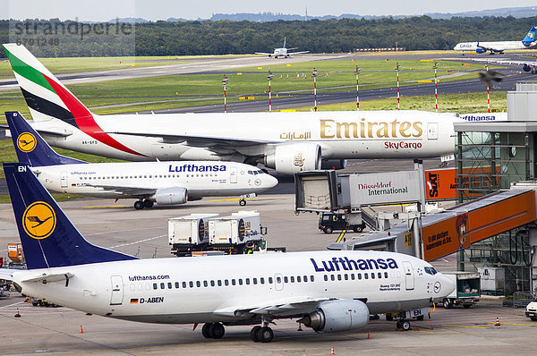 Flugzeuge verschiedener Gesellschaften auf dem Vorfeld des Flughafens Düsseldorf International  Düsseldorf  Nordrhein-Westfalen  Deutschland  Europa