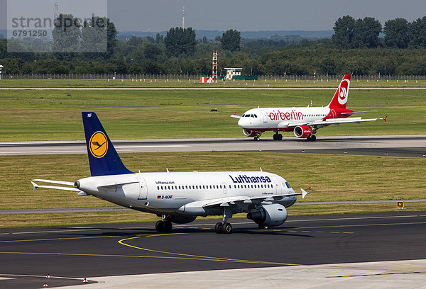 Lufthansa  Airbus A319 auf dem Taxiway  Air Berlin Airbus A320  nach der Landung auf dem Flughafen Düsseldorf International  Düsseldorf  Nordrhein-Westfalen  Deutschland  Europa