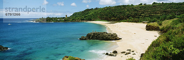 Hawaii  Oahu  Waimea Bay  Blick auf den Strand und das Meer.