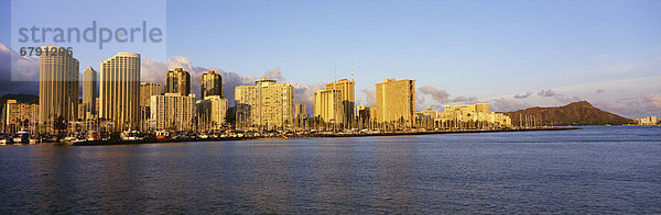 Oahu  Waikiki  Hawaii und Diamantkopf im Nachmittag Sonnenlicht  Blick vom Ozean.