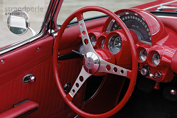 Rotes Cockpit mit rotem Lenkrad  Cabriolet Corvette C1  US-Oldtimer