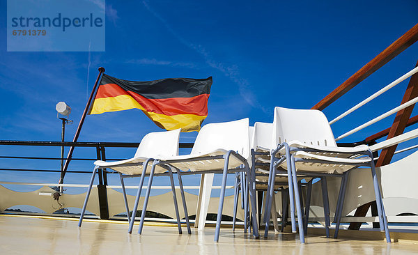 Deutschlandflagge hinter leeren Stuhlreihen am Heck eines Ausflugdampfers  Berlin  Deutschland  Europa