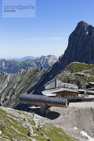 Naturinformationszentrum Bergwelt Karwendel im Fernrohr und Bergstation der Karwendelbahn  rechts Mittlere Karwendelspitze  Mittenwald  Karwendelgebirge  Oberbayern  Bayern  Deutschland  Europa  ÖffentlicherGrund