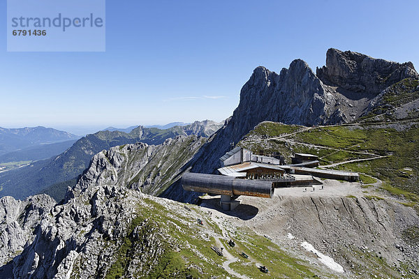 Naturinformationszentrum Bergwelt Karwendel im Fernrohr und Bergstation der Karwendelbahn  rechts Westliche Karwendelspitze  Mittenwald  Karwendelgebirge  Oberbayern  Bayern  Deutschland  Europa  ÖffentlicherGrund